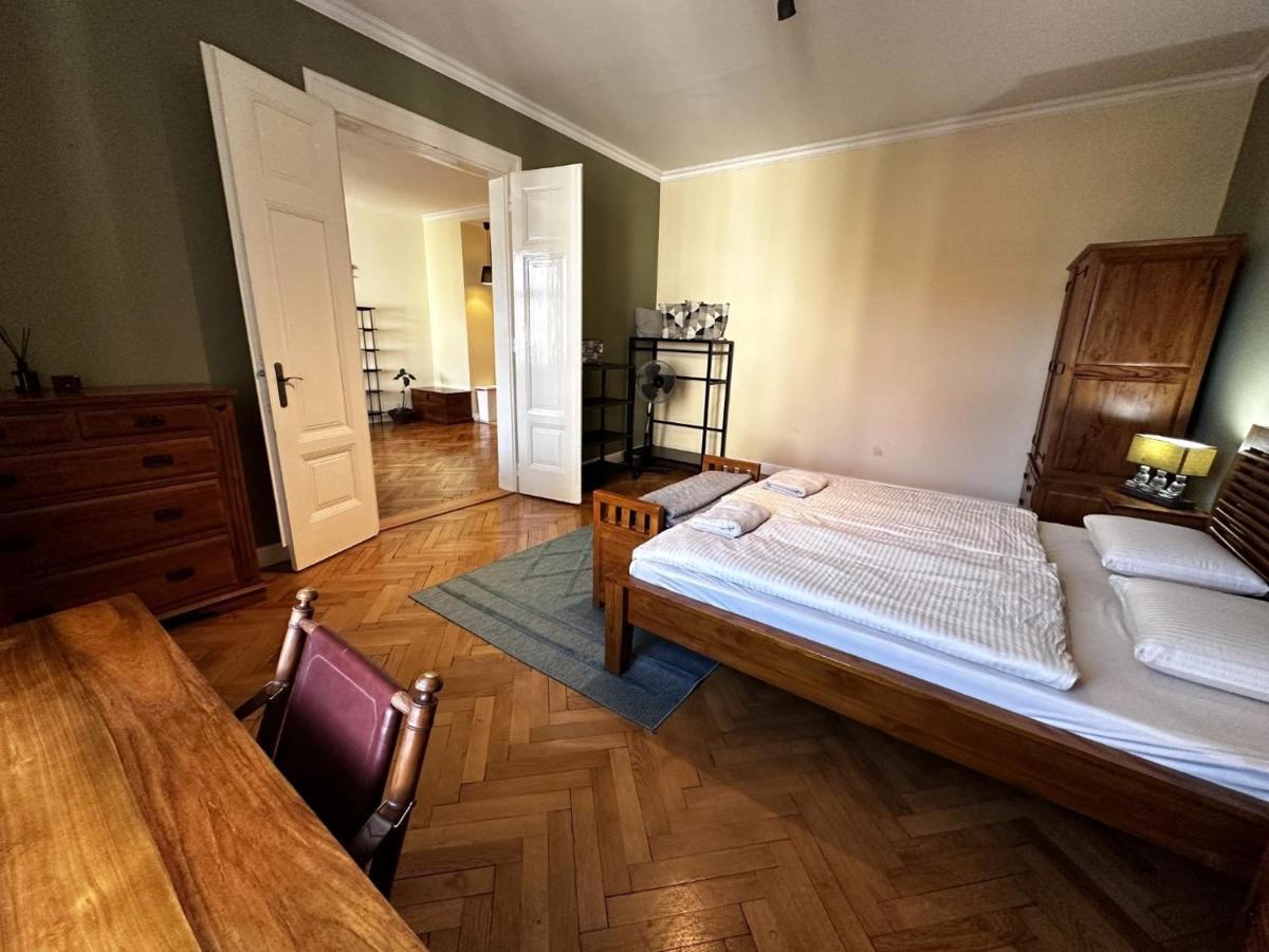 Gorkeho Apartment In City Centre Братислава Екстер'єр фото