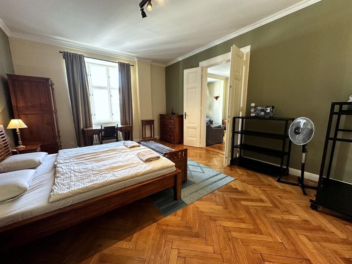 Gorkeho Apartment In City Centre Братислава Екстер'єр фото