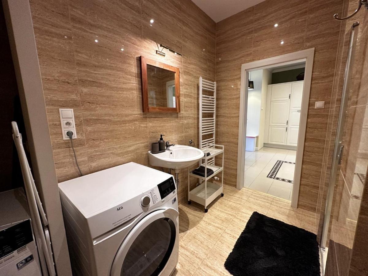 Gorkeho Apartment In City Centre Братислава Екстер'єр фото